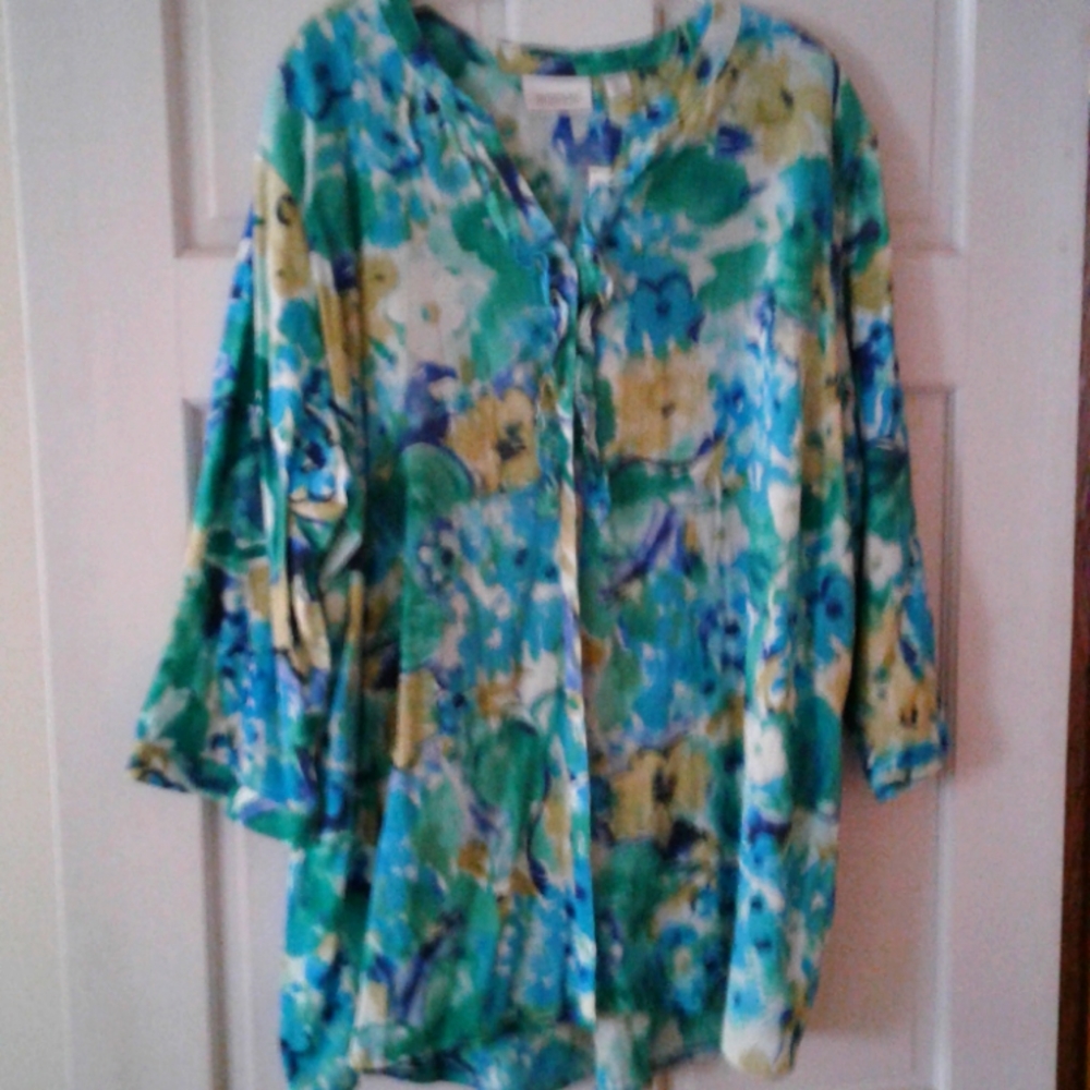 SALE... NWT Beautiful Spring Blouse💜🩵